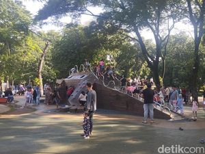 Ramainya Tebet Eco Park di Akhir Pekan, Warga: Anak-anak Nyaman Bermain Ramainya Tebet Eco Park di Akhir Pekan, Warga: Anak-anak Nyaman Bermain