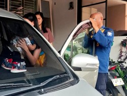 Anak Kecil Terjebak di Dalam Mobil, Damkar Bandung Jadi Solusi