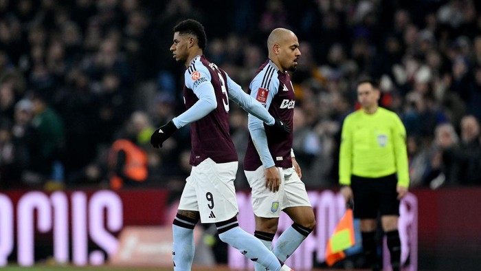 BIRMINGHAM, ENGLAND - FEBRUARY 09: Marcus Rashford of Aston Villa interacts with teammate Donyell Malen as he leaves the pitch after being substituted during the Emirates FA Cup Fourth Round match between Aston Villa and Tottenham Hotspur at Villa Park on February 09, 2025 in Birmingham, England. (Photo by Shaun Botterill/Getty Images)