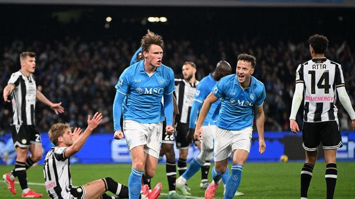 NAPLES, ITALY - FEBRUARY 09: Scott McTominay of Napoli celebrates after scoring his side first goal during the Serie A match between Napoli and Udinese at Stadio Diego Armando Maradona on February 09, 2025 in Naples, Italy. (Photo by Francesco Pecoraro/Getty Images)