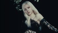 5 Gaya Lisa BLACKPINK di Video Klip Born Again, Kenakan Gaun Transparan