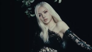 5 Gaya Lisa BLACKPINK di Video Klip Born Again, Kenakan Gaun Transparan