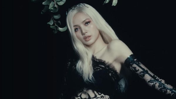 5 Gaya Lisa BLACKPINK di Video Klip Born Again, Kenakan Gaun Transparan