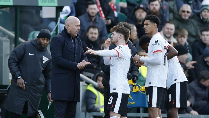 Soccer Football - FA Cup - Fourth Round - Plymouth Argyle v Liverpool - Home Park, Plymouth, Britain - February 9, 2025 Liverpool manager Arne Slot gives instructions to Harvey Elliott during a break in play Action Images via Reuters/Peter Cziborra
