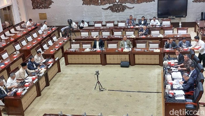 Bahas Masalah Coretax di DPR, Dirjen Pajak Minta Rapat Dilakukan Tertutup Komisi XI dewan perwakilan rakyat RI membahas pengaturan dan pengawasan Sistem Inti Administrasi Perpajakan atau Coretax bareng Direktur Jenderal (Dirjen) Pajak Kementerian Keuangan (Kemenkeu) Suryo Utomo. Rapat dijalankan secara tertutup.