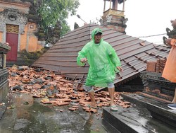 Bale Gong Pura Maospahit Canggu Ambruk Diterjang Angin Kencang