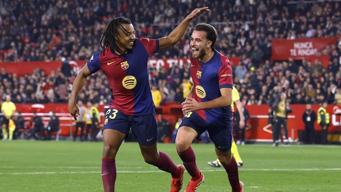 Soccer Football - LaLiga - Sevilla v FC Barcelona - Ramon Sanchez Pizjuan, Seville, Spain - February 9, 2025  FC Barcelonas Eric Garcia celebrates scoring their fourth goal with Jules Kounde REUTERS/Marcelo Del Pozo