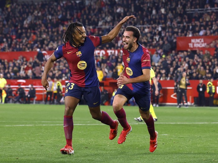 Soccer Football - LaLiga - Sevilla v FC Barcelona - Ramon Sanchez Pizjuan, Seville, Spain - February 9, 2025  FC Barcelonas Eric Garcia celebrates scoring their fourth goal with Jules Kounde REUTERS/Marcelo Del Pozo