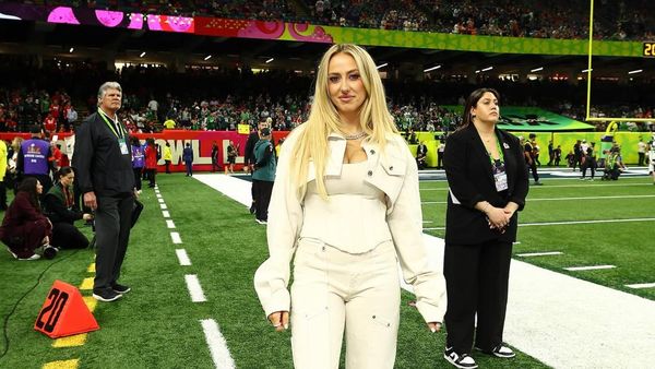 Gaya WAG Superbowl Jadi Sorotan, Pakai Kalung Rp 1 M Saat Tim Suami Kalah