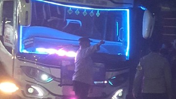 Konvoi Bus Wisata Serbu Ciputat Timur, Lalu Lintas Mencekam!