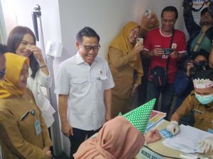 Video: Saat Cak Imin Ikutan Cek Mata di Puskesmas Ciater Video: Saat Cak Imin Ikutan Cek Mata di Puskesmas Ciater