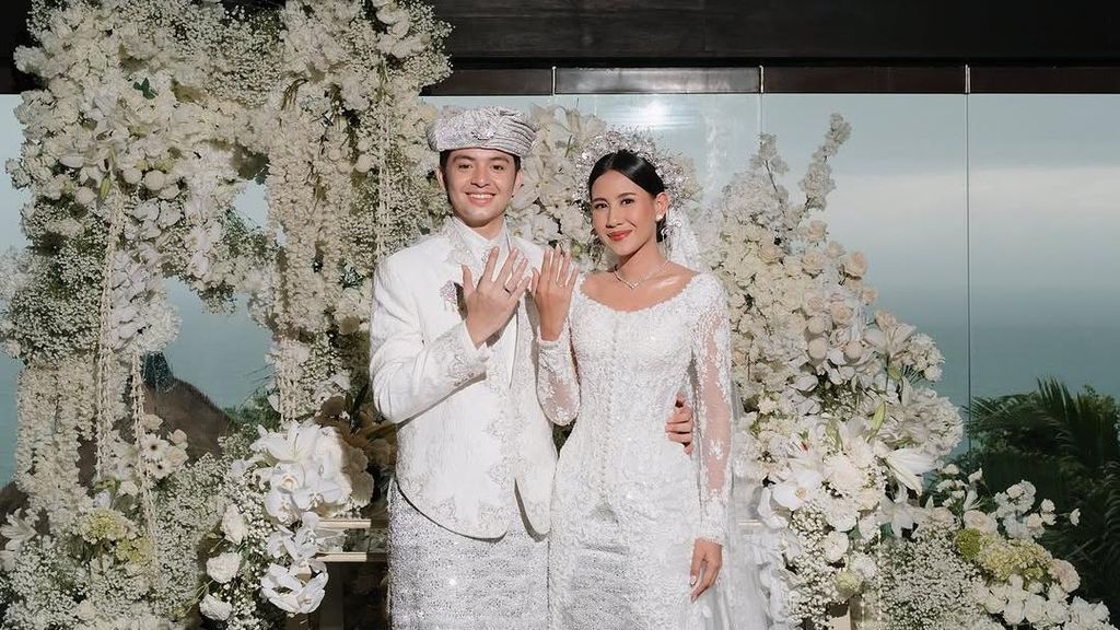 8 Potret Angga Yunanda & Shenina Cinnamon Menikah, Baju Pengantin Adat Minang 8 Potret Angga Yunanda & Shenina Cinnamon Menikah, Baju Pengantin Adat Minang