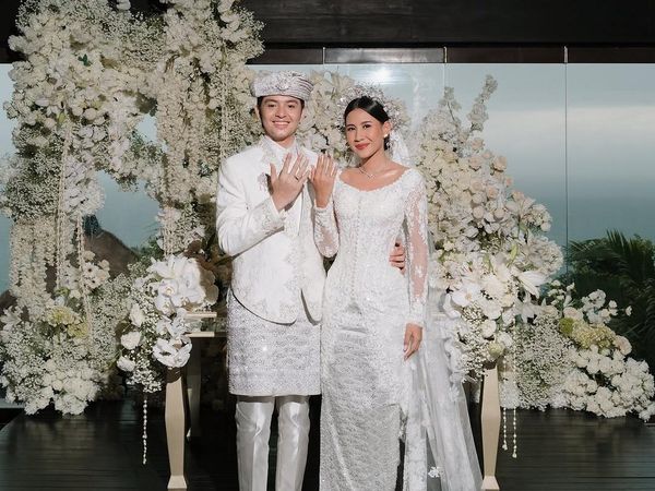 8 Potret Angga Yunanda & Shenina Cinnamon Menikah, Baju Pengantin Adat Minang