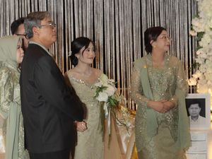 Viral Pengantin Pria Berikan Kejutan untuk Istri, Hadirkan Mendiang Orangtua