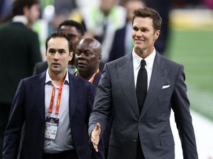 Gaya Tom Brady Debut Jadi Komentator Super Bowl, Pakai Arloji Rp 12 Miliar Gaya Tom Brady Debut Jadi Komentator Super Bowl, Pakai Arloji Rp 12 Miliar