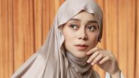 Gaya Selebriti Cantik Kenakan Hijab Meleyot yang Lagi Tren