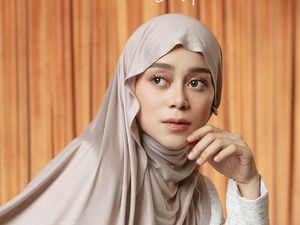 Gaya Selebriti Cantik Kenakan Hijab Meleyot yang Lagi Tren