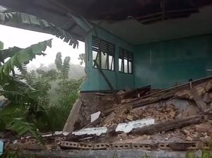 Sekolah Rusak Dihantam Longsor, Siswa SDN Fatululat Kupang Diliburkan Sekolah Rusak Dihantam Longsor, Siswa SDN Fatululat Kupang Diliburkan