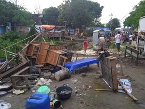 Angin Kencang Terjang Waduk Cengklik, 3 Gerobak PKL Porak-poranda Angin Kencang Terjang Waduk Cengklik, 3 Gerobak PKL Porak-poranda