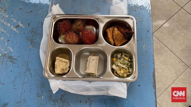 Wakil Presiden RI Gibran Rakabuming Raka meninjau langsung pelaksanaan Program Makan Bergizi Gratis (MBG) di SMA Negeri 10 Surabaya, Senin (10/2).