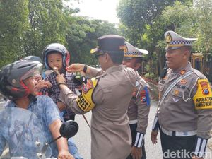 Hari Pertama Operasi Keselamatan, Polres Trenggalek Bagi-bagi Helm Gratis Hari Pertama Operasi Keselamatan, Polres Trenggalek Bagi-bagi Helm Gratis