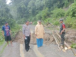 Jalan Alternatif Poros Bone-Pangkep dan Barru di Tellulimpoe Amblas