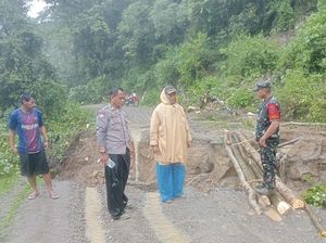 Jalan Alternatif Poros Bone-Pangkep dan Barru di Tellulimpoe Amblas Jalan Alternatif Poros Bone-Pangkep dan Barru di Tellulimpoe Amblas