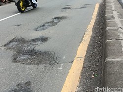 Jalan Parung-Ciputat Penuh Lubang di Mana-mana!