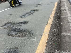 Jalan Parung-Ciputat Penuh Lubang di Mana-mana! Jalan Parung-Ciputat Penuh Lubang di Mana-mana!