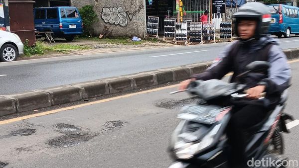 Lubang di Mana-mana! Rusaknya Jalan Parung-Ciputat