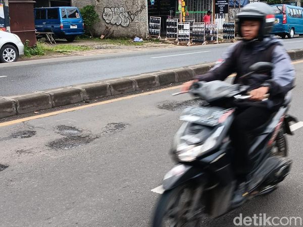 Lubang di Mana-mana! Rusaknya Jalan Parung-Ciputat