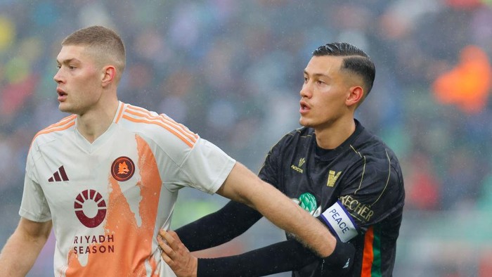 Artem Dovbyk of Roma competes against Jay Idzes of Venezia during the Italian Serie A Enilive soccer championship match between Venezia FC and AS Roma at Pierluigi Penzo Stadium in Venezia, Italy, on February 9, 2025. (Photo by Mattia Radoni/NurPhoto via Getty Images)