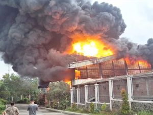 Pabrik Sepatu di Kalijambe Sragen Terbakar, Asap Hitam Membubung Pabrik Sepatu di Kalijambe Sragen Terbakar, Asap Hitam Membubung