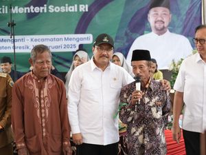 Gus Ipul Bagikan CKG Kado Ulang Tahun dari Presiden Prabowo kepada Lansia