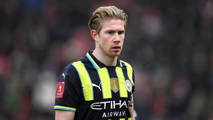  Kevin De Bruyne of Manchester City during the Emirates FA Cup Fourth Round match between Leyton Orient and Manchester City at Gaughan Group Stadium on February 08, 2025 in London, England. (Photo by Justin Setterfield/Getty Images)