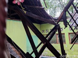 Atap SD di Lombok Timur Ambruk gegara Hujan Angin, Siswa Belajar di Dapur-UKS