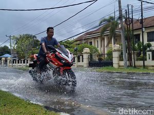 Cuaca Ekstrem Landa Kota Mataram, 3 Rumah Rusak dan Jalanan Banjir