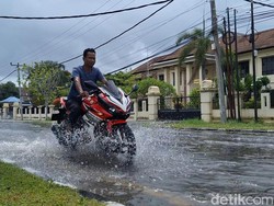 Cuaca Ekstrem Landa Kota Mataram, 3 Rumah Rusak dan Jalanan Banjir