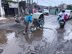 Warga Keluhkan Rusak dan Berlubangnya Jalan Dr Sutomo Kota Cirebon