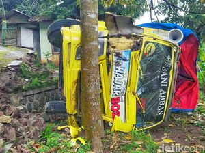 Truk Muatan Rombongan Siswa SMK di Karawang Terguling