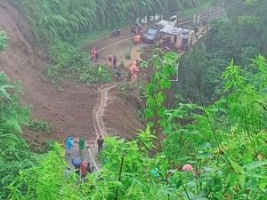 Longsor Tutup Akses Bromo via Ngadas Malang