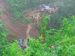Longsor Tutup Akses Bromo via Ngadas Malang