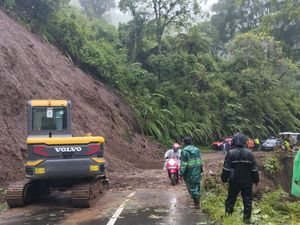 Longsor di Ngadas Malang Hambat Kepulangan Wisatawan Bromo