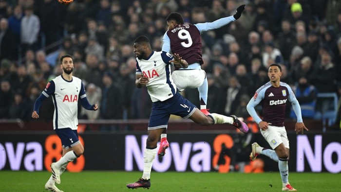 BIRMINGHAM, ENGLAND - FEBRUARY 09: Marcus Rashford of Aston Villa contends for the aerial ball with Kevin Danso of Tottenham Hotspur during the Emirates FA Cup Fourth Round match between Aston Villa and Tottenham Hotspur at Villa Park on February 09, 2025 in Birmingham, England. (Photo by Clive Mason/Getty Images)