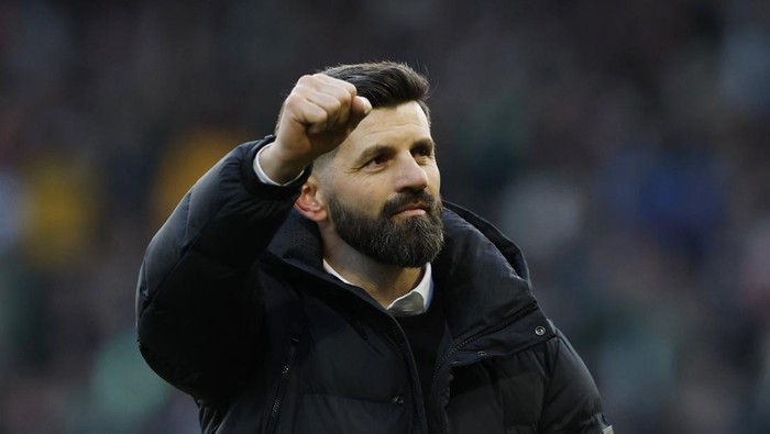Soccer Football - FA Cup - Fourth Round - Plymouth Argyle v Liverpool - Home Park, Plymouth, Britain - February 9, 2025 Plymouth Argyle manager Miron Muslic celebrates after the match Action Images via Reuters/Peter Cziborra