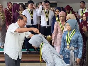Viral bak Acara Nikahan, Prosesi Siraman Sumpah Dokter Ini Jadi Sorotan Viral bak Acara Nikahan, Prosesi Siraman Sumpah Dokter Ini Jadi Sorotan