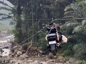 Viral Honda PCX Flying Fox Nyeberang Sungai Viral Honda PCX Flying Fox Nyeberang Sungai