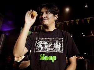 Sisi Lain Oyoy Gitaris Godplant, Jago Desain Grafis