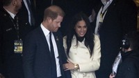 Meghan Markle & Pangeran Harry 'Turun Kelas' Naik Pesawat Ekonomi