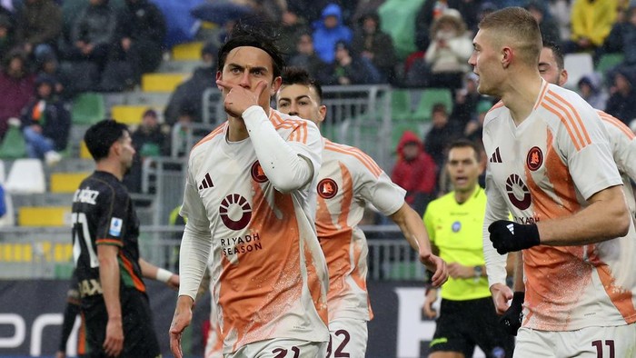 Romas Paulo Dybala celebrates after scoring their sides first goal of the game during the Italian Serie A soccer match between Venezia and Roma at the Pier Luigi Penzo Stadium, in Venice, Italy, Sunday Feb. 9, 2025. (Paola Garbuio/LaPresse via AP)